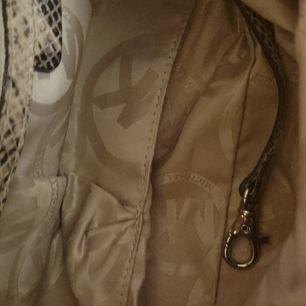 Michael Kors Heidi  Snakeskin Purse 👜 Used once !!! New condition! - Picture 4 of 7